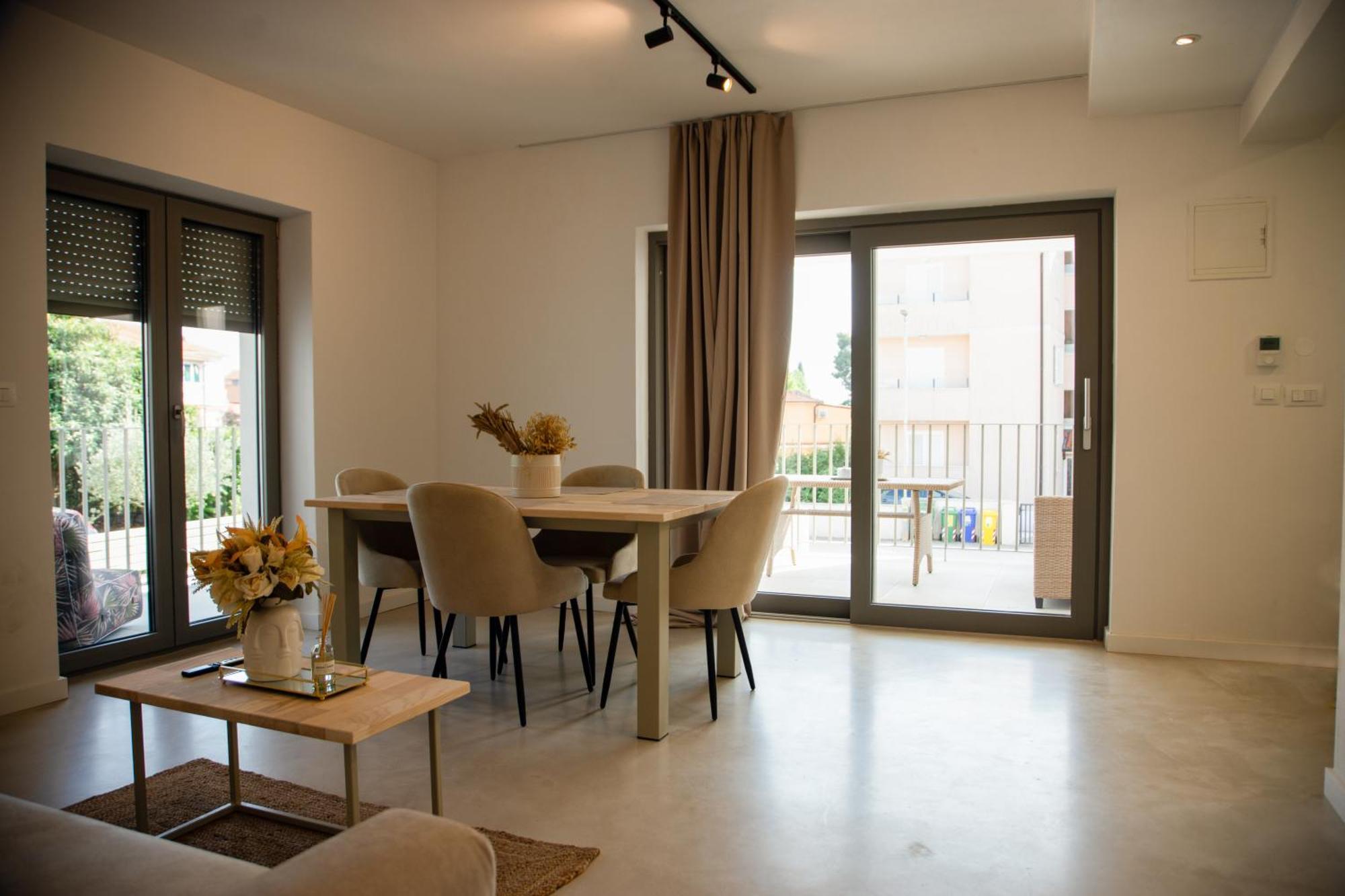 A-Seven Apartment Ровин Екстериор снимка