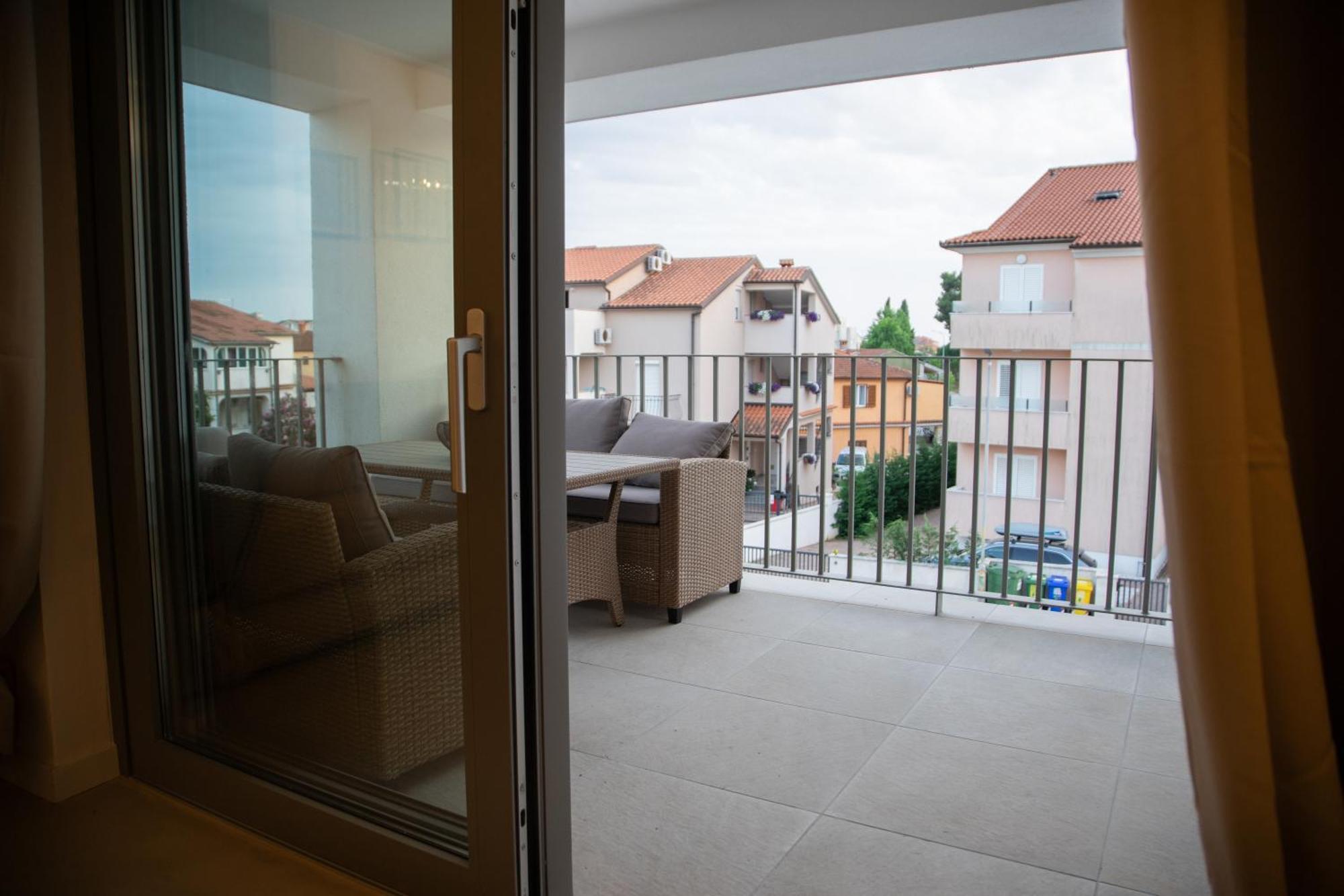 A-Seven Apartment Ровин Екстериор снимка